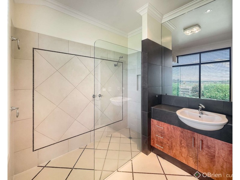 23-25 Nicolas Court, Warragul VIC 3820