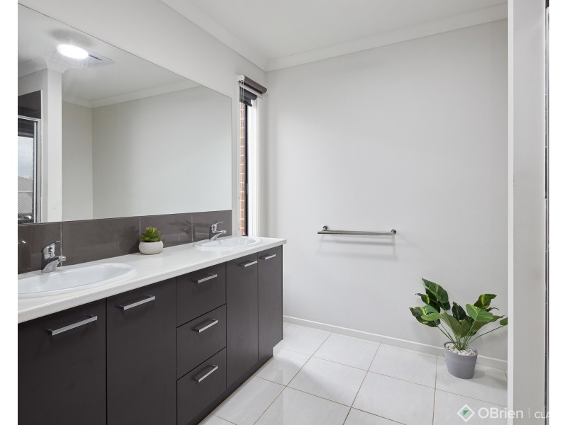 7 Charlwood Court, Drouin VIC 3818