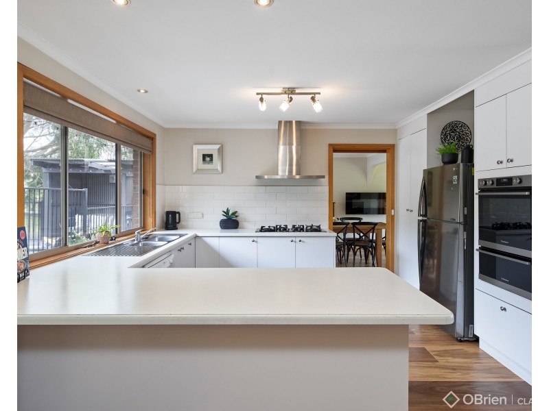 8 Robyn Court, Drouin VIC 3818