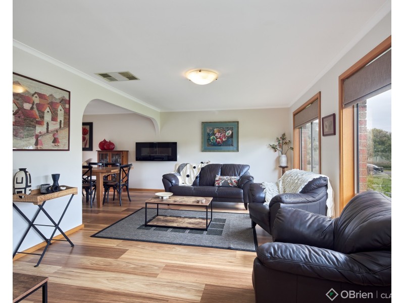 8 Robyn Court, Drouin VIC 3818