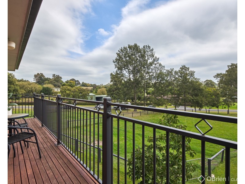 8 Robyn Court, Drouin VIC 3818