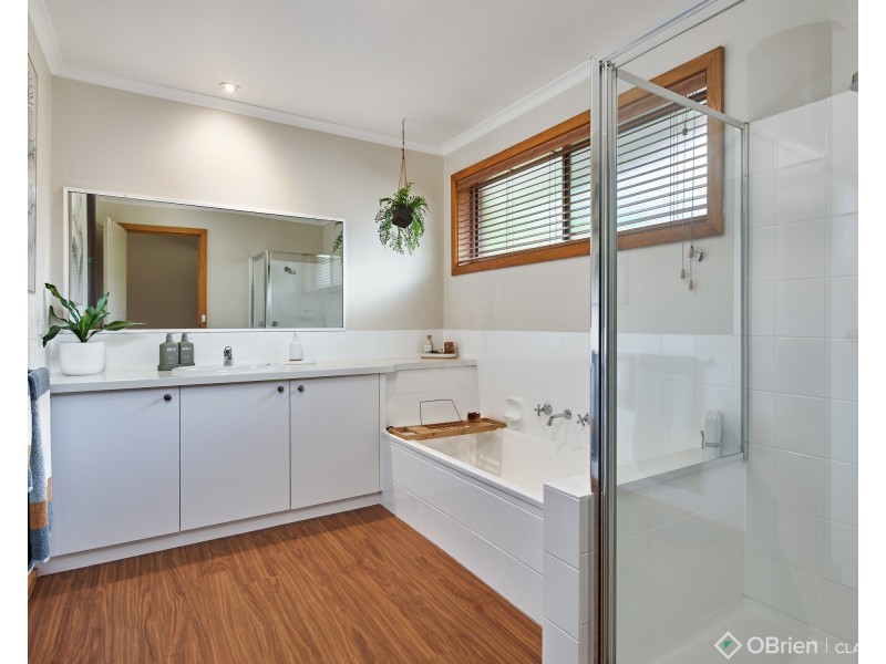 8 Robyn Court, Drouin VIC 3818