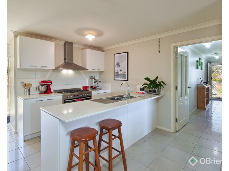 4 Greyfriars Way, Drouin VIC 3818