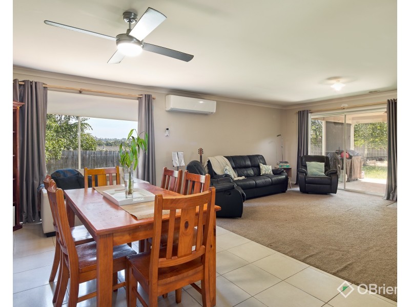 4 Greyfriars Way, Drouin VIC 3818