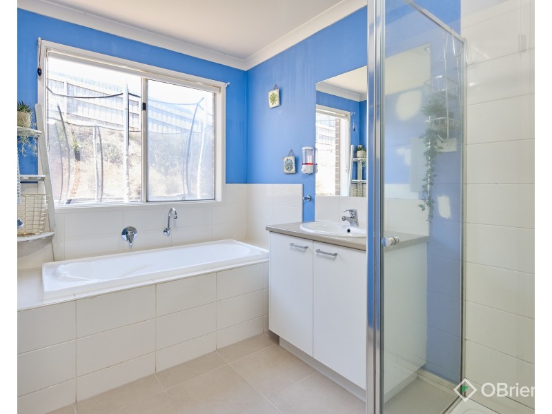 4 Greyfriars Way, Drouin VIC 3818