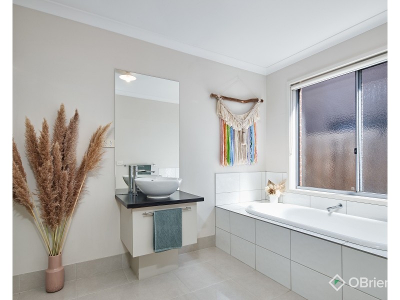 44 Summerhill Boulevard, Drouin VIC 3818