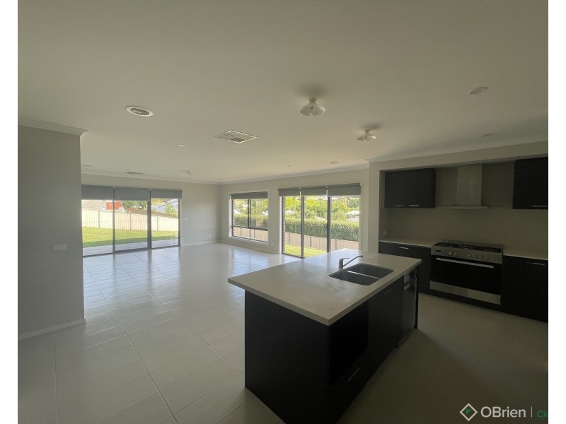 13 Waterford Court, Drouin VIC 3818