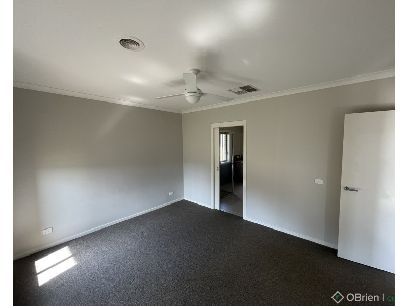 13 Waterford Court, Drouin VIC 3818