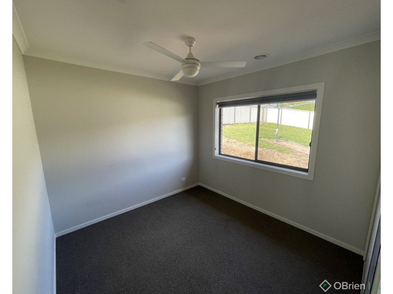 13 Waterford Court, Drouin VIC 3818