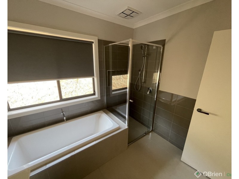 13 Waterford Court, Drouin VIC 3818