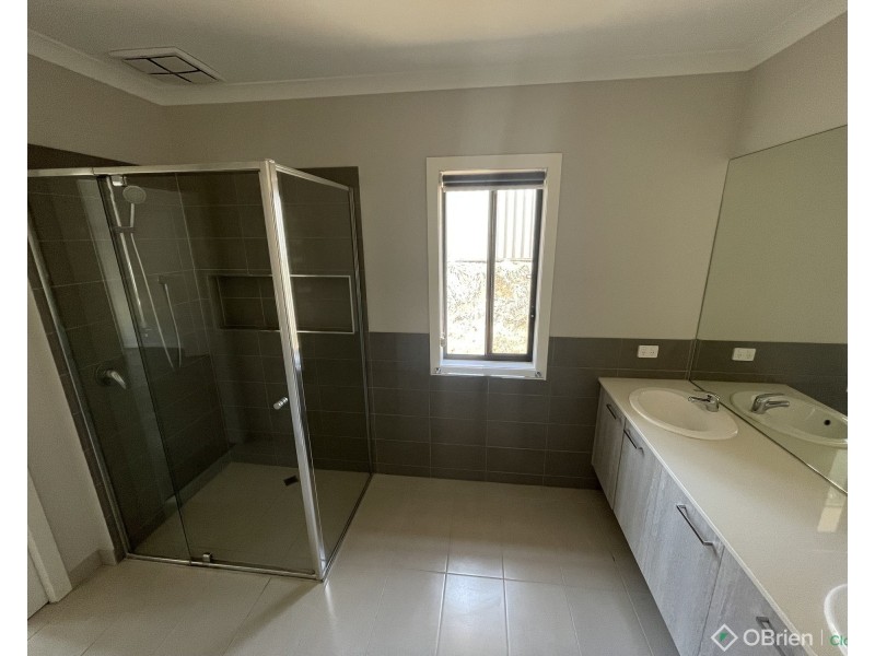 13 Waterford Court, Drouin VIC 3818