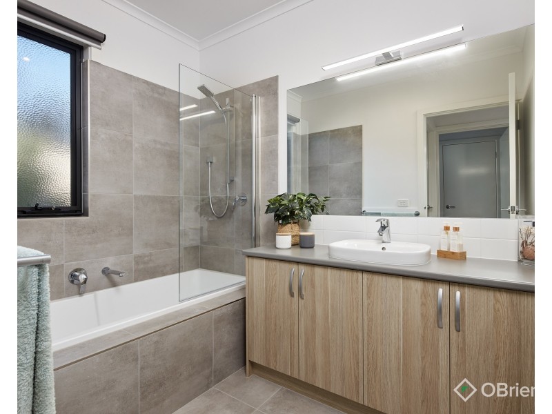 11 Aaron Court, Drouin VIC 3818