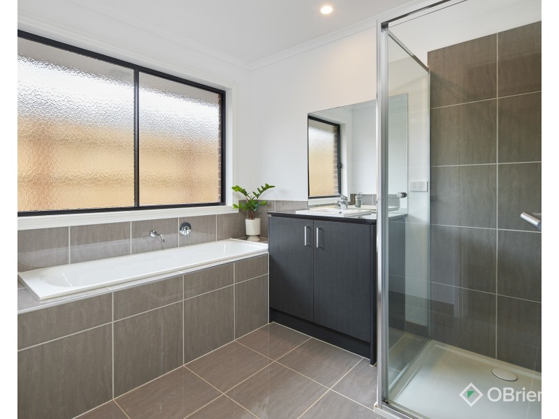 4 Leura Street, Drouin VIC 3818