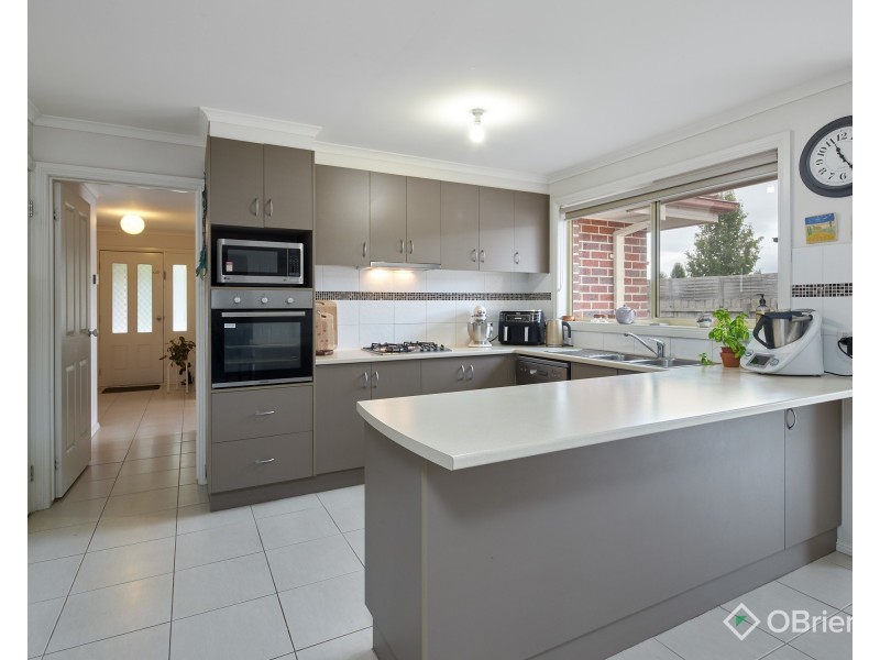 18 Clifford Drive, Drouin VIC 3818
