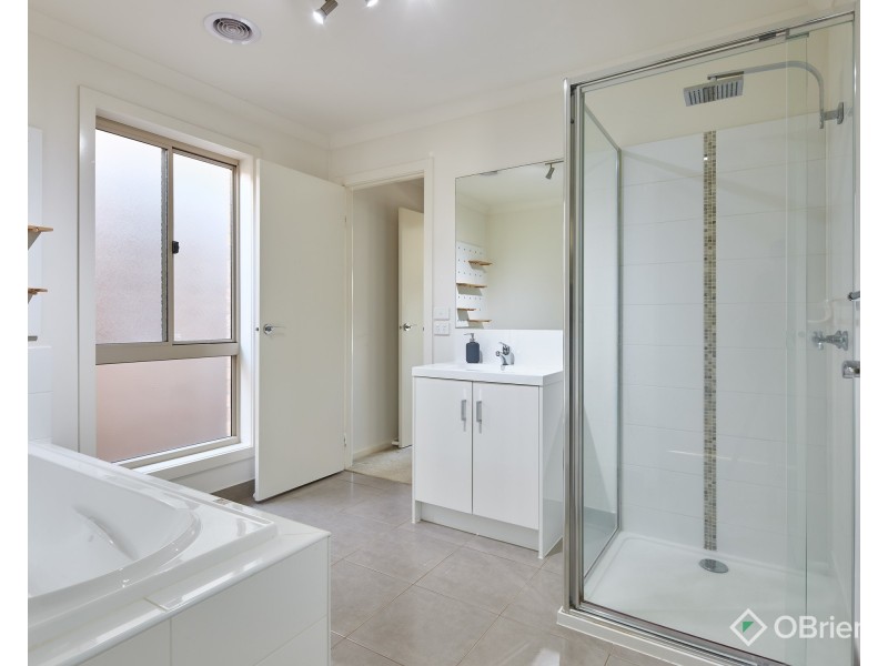 2/3 Springwater Drive, Drouin VIC 3818