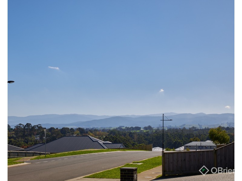 13 Warwick Way, Drouin VIC 3818