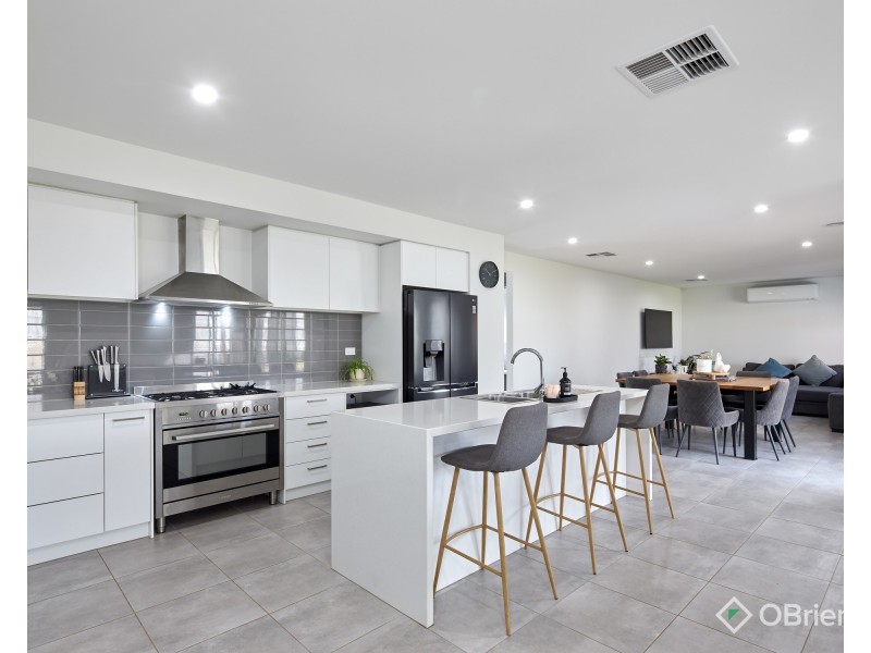 8 Cloverleaf Crescent, Drouin VIC 3818