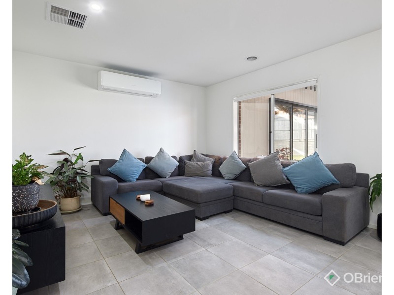 8 Cloverleaf Crescent, Drouin VIC 3818