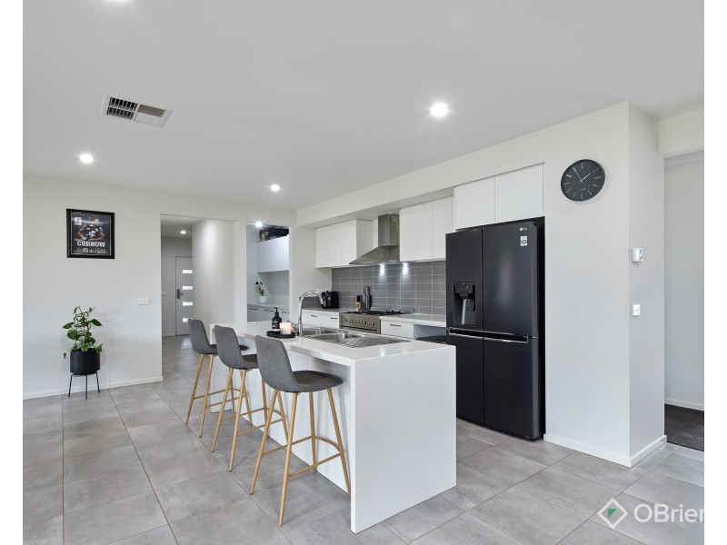 8 Cloverleaf Crescent, Drouin VIC 3818