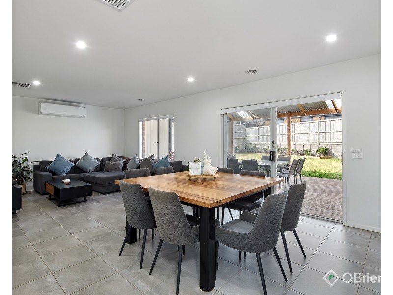 8 Cloverleaf Crescent, Drouin VIC 3818