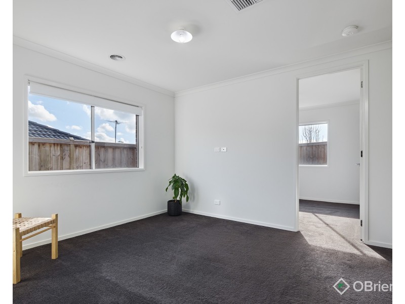 8 Cloverleaf Crescent, Drouin VIC 3818