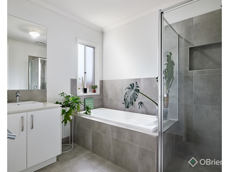 8 Cloverleaf Crescent, Drouin VIC 3818