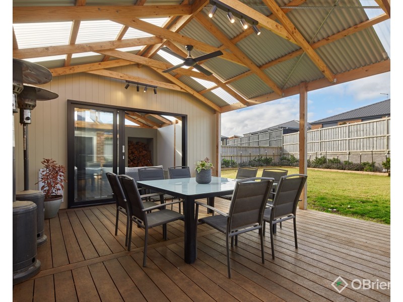 8 Cloverleaf Crescent, Drouin VIC 3818
