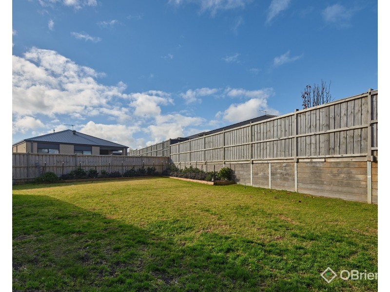 8 Cloverleaf Crescent, Drouin VIC 3818