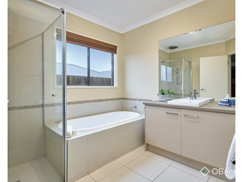 3 Mayfair Drive, Drouin VIC 3818