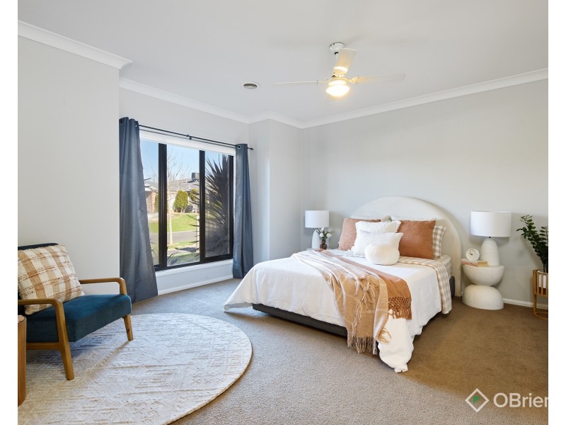 17 Lyndhurst Square, Drouin VIC 3818