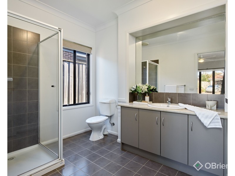 17 Lyndhurst Square, Drouin VIC 3818