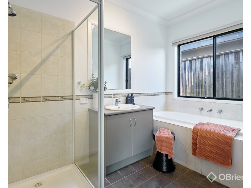 17 Lyndhurst Square, Drouin VIC 3818