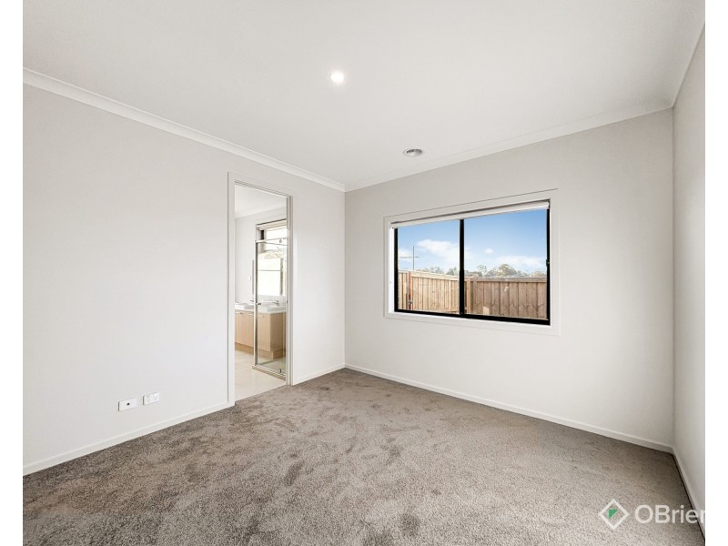 8 Newton Avenue, Warragul VIC 3820