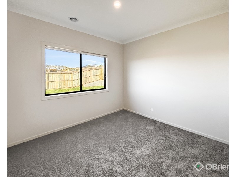 8 Newton Avenue, Warragul VIC 3820
