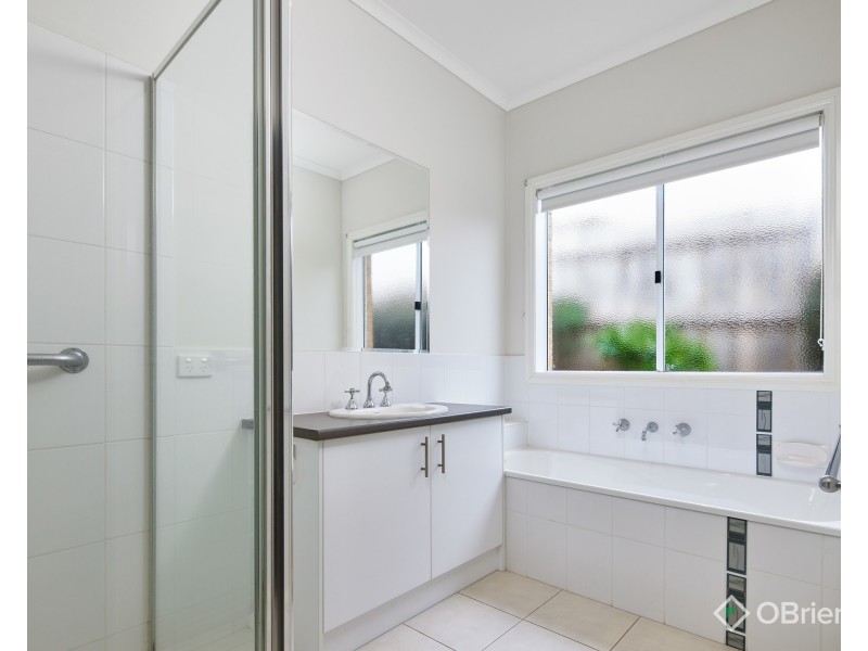 5 Bateson Court, Drouin VIC 3818