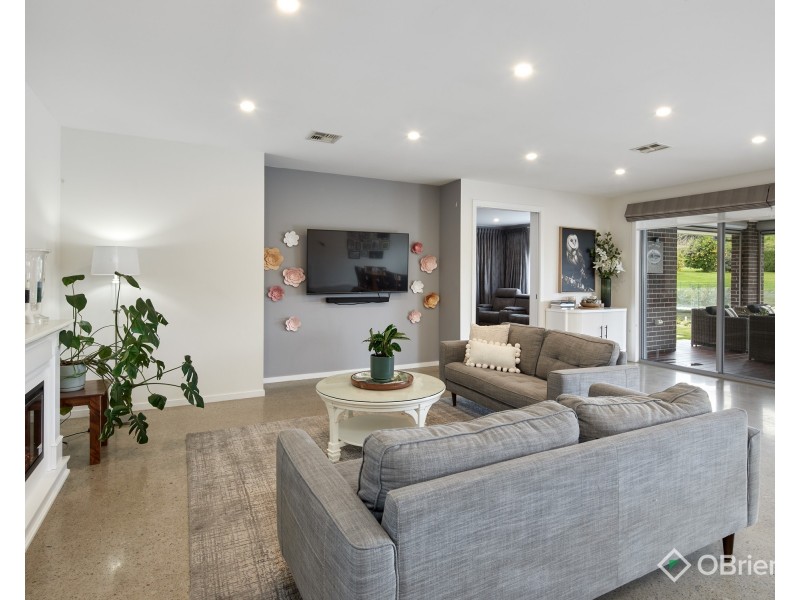 11 Nottingham Court, Drouin VIC 3818