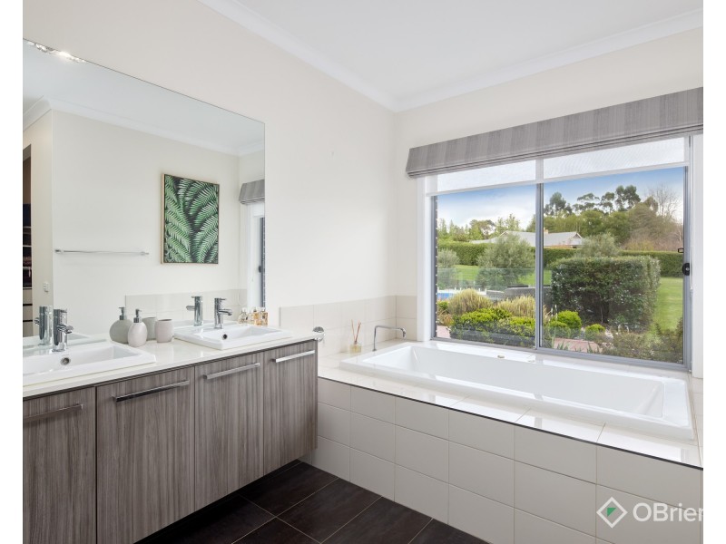 11 Nottingham Court, Drouin VIC 3818