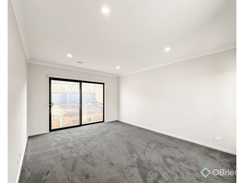 12 Snows Hill Avenue, Warragul VIC 3820