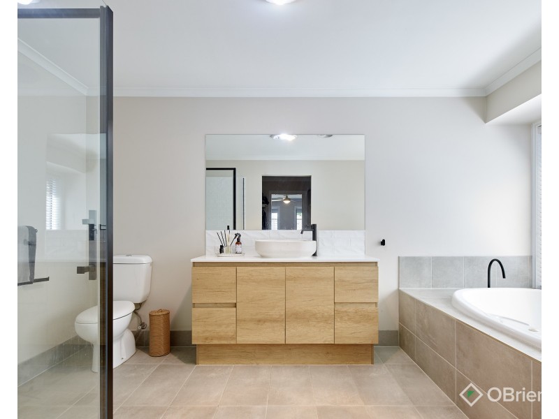 10 Leonis Court, Moe VIC 3825
