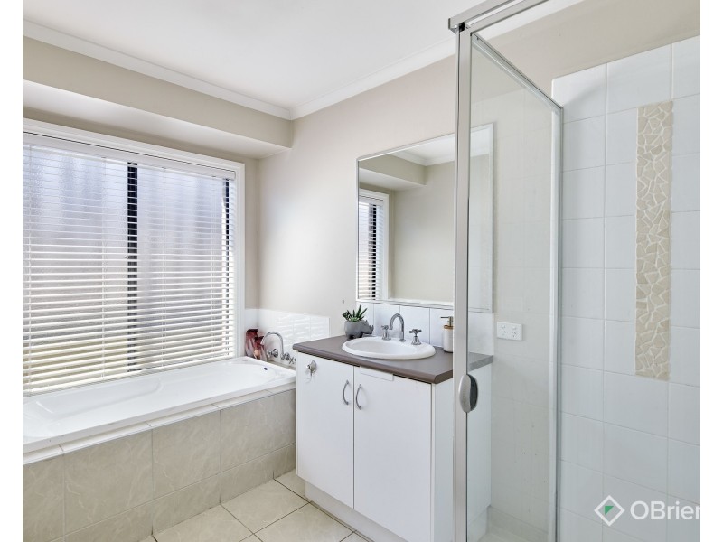 10 Leonis Court, Moe VIC 3825