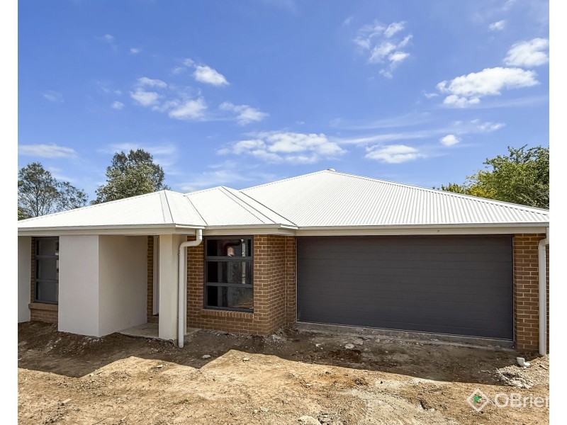 2/31 Lampard Road, Drouin VIC 3818