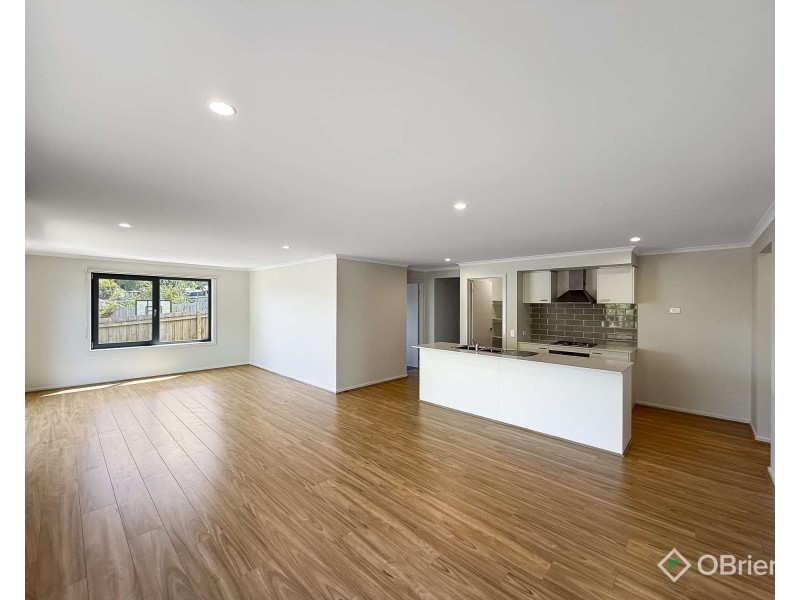 2/31 Lampard Road, Drouin VIC 3818