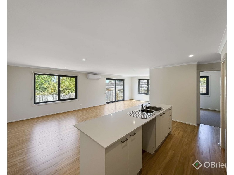 2/31 Lampard Road, Drouin VIC 3818