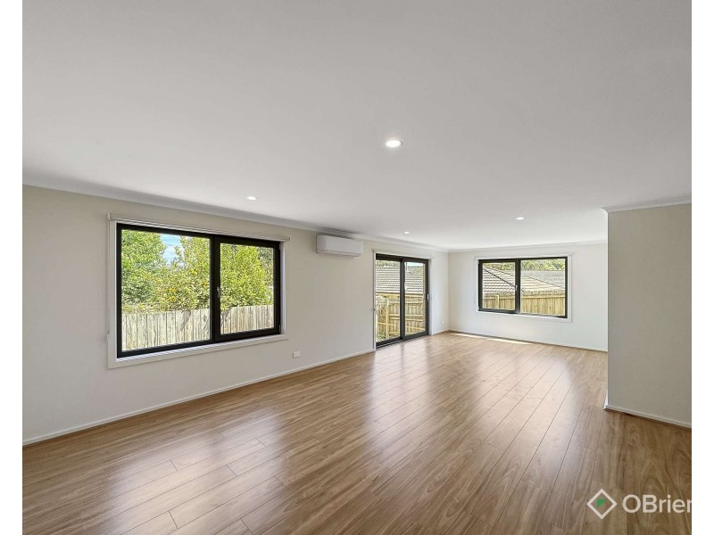 2/31 Lampard Road, Drouin VIC 3818