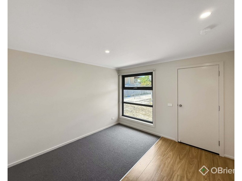 2/31 Lampard Road, Drouin VIC 3818