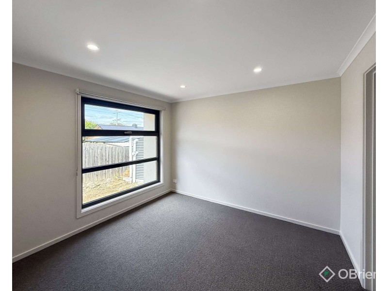 2/31 Lampard Road, Drouin VIC 3818