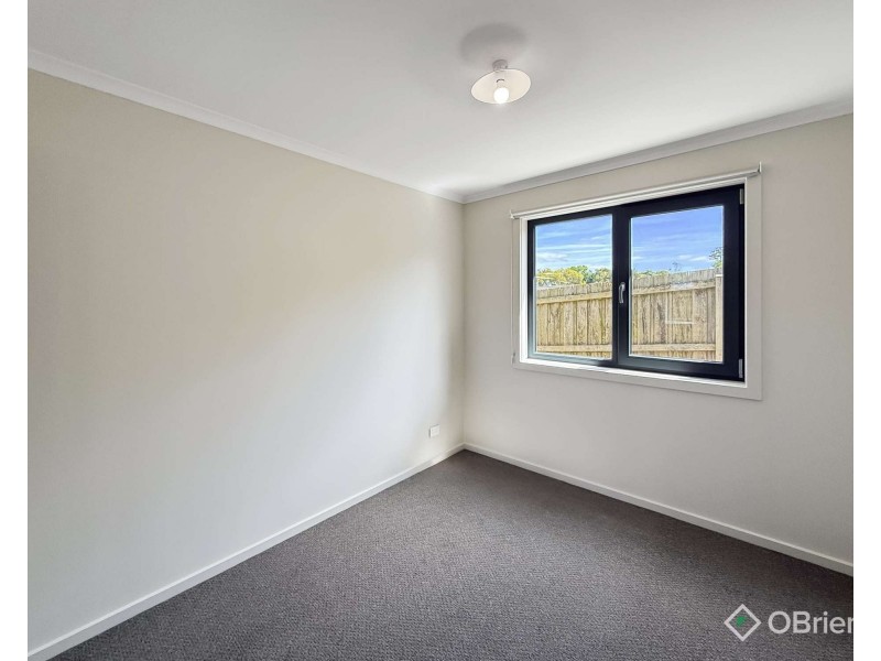 2/31 Lampard Road, Drouin VIC 3818