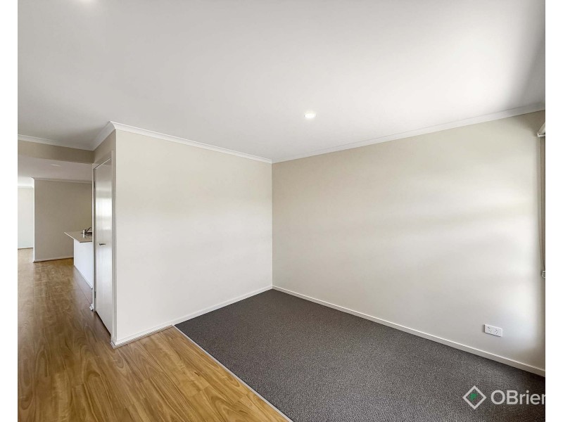 2/31 Lampard Road, Drouin VIC 3818