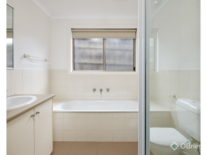 2/1 Hatfield Drive, Drouin VIC 3818