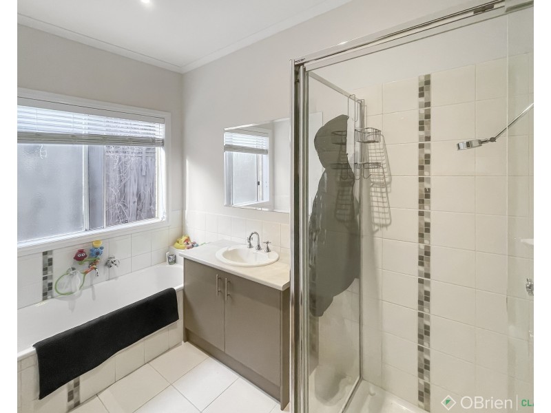 4 Bateson Court, Drouin VIC 3818